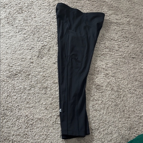 LIKE NEW Lululemon Black Cropped Leggings with Pockets - Picture 3 of 4